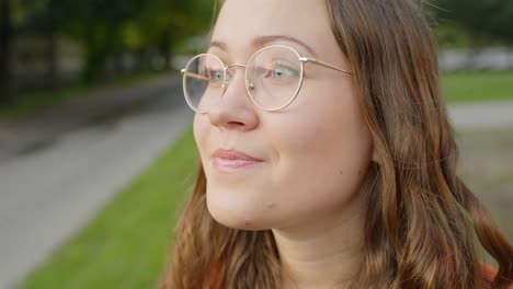 Nahaufnahme,-Hübsche-Frau,-Die-Im-Park-Eine-Neue-Optische-Brille-Aufsetzt,-Zeitlupe