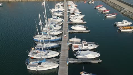 Zwei-Personen-Gehen-Zum-Hafen-Des-Yachtclubs-In-Rianxo-In-Coruña,-Spanien