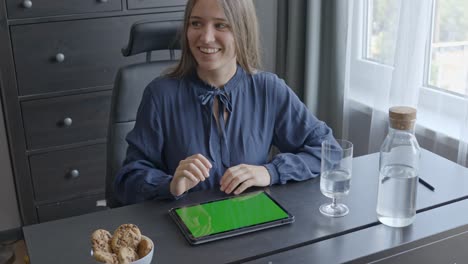 Lachende-Frau,-Die-Auf-Dem-Tablet-Wischt,-Grüner-Bildschirm