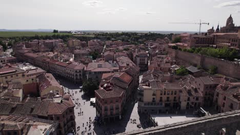 Bustling-city-center-of-Segovia,-Spain