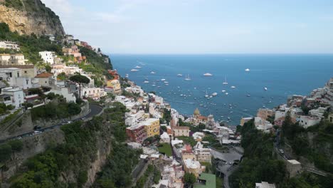 Filmische-Luftaufnahme-Von-Positano-Entlang-Der-Amalfiküste-In-Italien