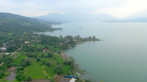 Wunderschöne-Morgenansicht-Des-Pawna-Sees-Mit-180-Grad-Drohnenansicht-In-Maharashtra