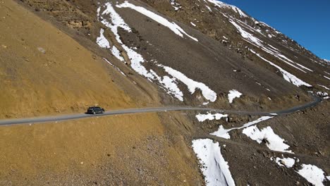 Luftaufnahme-Von-Offroad-Autofahrten-In-Kaza-Im-Spiti-Tal-Im-Himalaya,-Indien,-Gebirgslandschaft