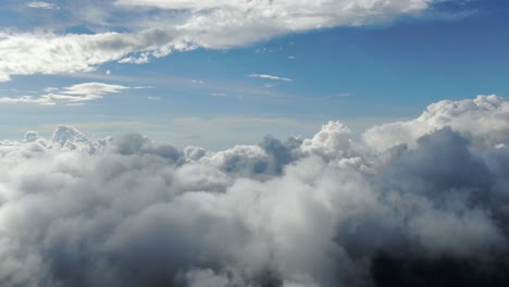 Volando-Sobre-Las-Nubes-En-Una-Escena-De-Ensueño