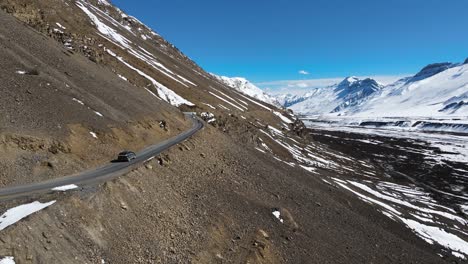 Drohne-Folgt-Off-Road-Jeep-4x4-Autofahren-Im-Höchstgelegenen-Dorf-Der-Welt-Hikkim-Im-Spiti-Tal-In-Himachal-Pradesh,-Indien