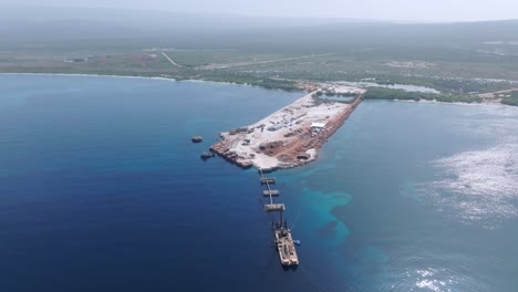 Luftaufnahme-Der-Baustelle-Des-Hafenprojekts-Cabo-Rojo-Zum-Bau-Eines-Neuen-Kreuzfahrtterminals-In-Pedernales