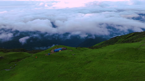 Casa-De-Vacaciones-Mañana-Nublada-Nepal-Paisaje-Verde-En-La-Cima-De-Una-Colina-Brinda-Un-Ambiente-Tranquilo-Y-Relajante-Para-Los-Amantes-De-La-Naturaleza
