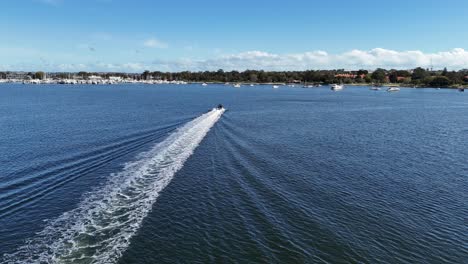 Filmischer-Luftflug-über-Einem-Schnellboot-Im-Yachthafen-Von-Perth