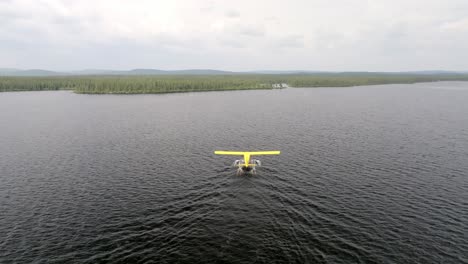 Die-Luftaufnahme-Zeigt-Das-Wasserflugzeug-Yellow-Beaver,-Das-Sich-Dem-Wildnislager-In-Labrador-Nähert