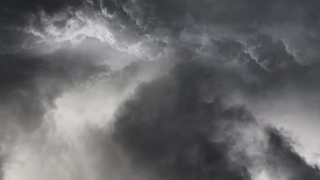 Lebendiger-Und-Dramatischer-Blitz-In-Einer-Dunklen-Wolke