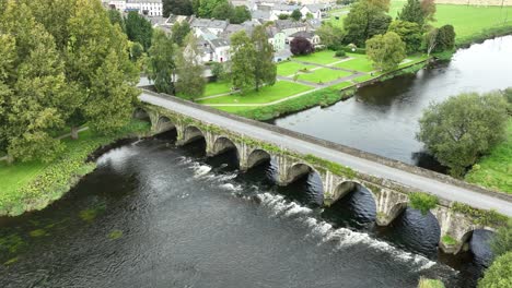 Kilkenny,-Irland-Inistioge-Luftflug-über-Die-Brücke-Und-Das-Dorf-An-Einem-Sommertag