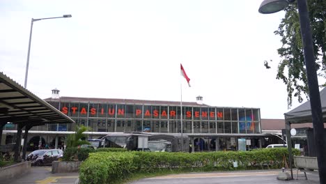 Pasar-Senen-Station,-the-busiest-station-in-Jakarta-with-the-red-and-white-flag-flying