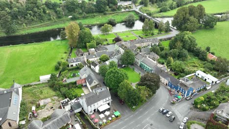 Kilkenny-Irlanda-Inistioge-Village-Y-El-Río-Nore-Que-Fluye-Bajo-El-Puente-En-Verano