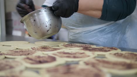 Baker-Preparando-Pasteles-Matutinos-En-La-Encimera-De-La-Cocina-De-Panadería