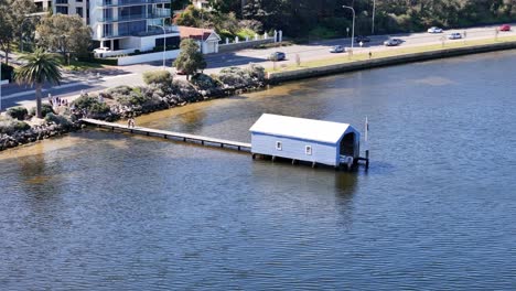 Berühmtes,-Ikonisches-Blaues-Bootshaus-Am-Ufer-Des-Swan-River-In-Perth