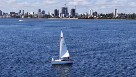 Segelyacht-Mit-Der-Skyline-Von-Perth-Im-Hintergrund-Entlang-Des-Swan-River