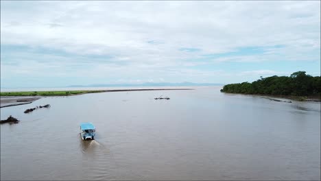 Boot-Im-Tropischen-Fluss,-Tarcoles-Costa-Rica,-Puntarenas,-Mangroven,-Wasser