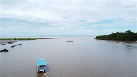 Boot-Im-Tropischen-Fluss,-Tarcoles-Costa-Rica,-Puntarenas,-Mangrove,-Baum