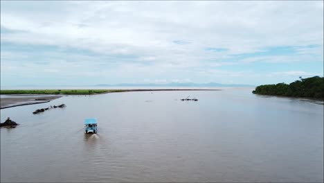 Boot-Im-Tropischen-Fluss,-Tarcoles,-Costa-Rica,-Puntarenas,-Mangroven,-Natur
