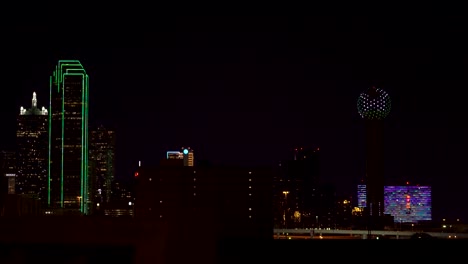 Skyline-Der-Stadt-Dallas,-Texas-Bei-Nacht-Beleuchtet-Mit-Atemberaubenden-Wolkenkratzern