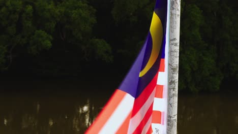 Bandera-De-Malasia,-Con-El-Símbolo-Del-Sol-Y-Colores-Rojo,-Azul-Y-Amarillo.