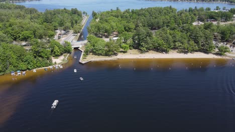 Kanal,-Der-Zwei-Seen-Für-Boote-In-Michigan-Verbindet,-Luftaufnahme
