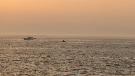 Kamerafahrt-Eines-Jetskifahrers,-Der-Bei-Sonnenuntergang-über-Die-Bucht-Am-Ayr-Beach-Rast