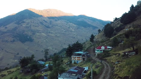 Toma-Aérea-De-Casas-En-Las-Montañas-De-Nebaj,-Quiche-En-Guatemala,-Durante-La-Mañana.