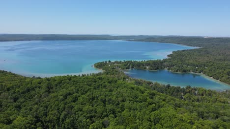 Lakes-collide-near-Glen-Arbor-town-in-Michigan,-aerial-drone-view