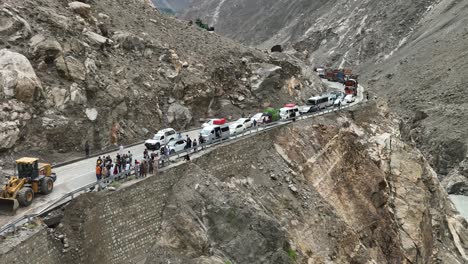 Luftaufnahme-Der-Warteschlange,-Während-Der-Bulldozer-Einen-Erdrutsch-Auf-Der-Skardu-Straße-Beseitigt,-Die-Die-Pakistanischen-Städte-Gilgit-Und-Skardu-In-Gilgit-Baltistan-Verbindet