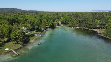 Vacation-Homes-on-Fisher-Lake,-Glen-Arbor-town,-aerial-ascend-view