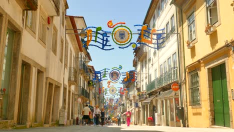 Dekorative-Hauptstraße-Mit-Menschen,-Die-Die-Stadt-Braga,-Portugal,-Erkunden