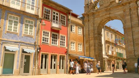 Gente-Entrando-En-Arco-Da-Porta-Nova-Durante-El-Día-Soleado-En-Braga,-Portugal