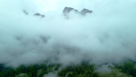 Himmel,-Nebel-Und-Nebel-Auf-Dem-Berggipfel-–-Filmische-4K-Drohnenaufnahme