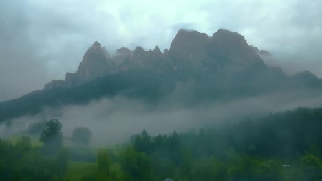 Nebel,-Dunst-Und-Berge-–-Filmischer-Drohnenschuss