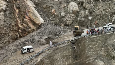 Luftaufnahme-Eines-Bulldozers,-Der-Erdrutschschutt-Auf-Der-Strategischen-Autobahn-1-Skardu-Road,-Pakistan,-Beseitigt