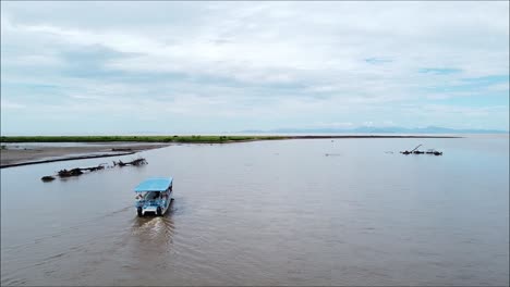 Boot-Auf-Tropischem-Fluss,-Tarcoles,-Costa-Rica,-Puntarenas,-Mangroven,-Wald
