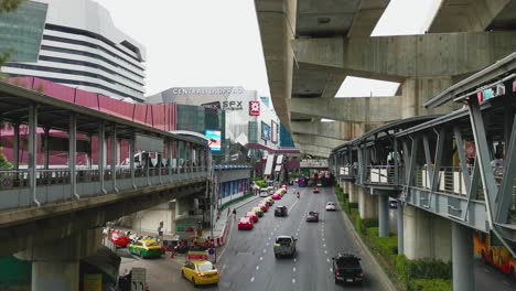Estación-De-Tren-Aéreo-BTS-Con-Pasarela-Y-Carretera-Debajo-En-Bangkok,-Tailandia