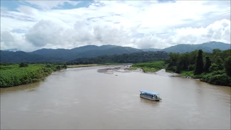 Boot-Im-Tropischen-Fluss,-Mangroven,-Tarcoles-Costa-Rica,-Puntarenas