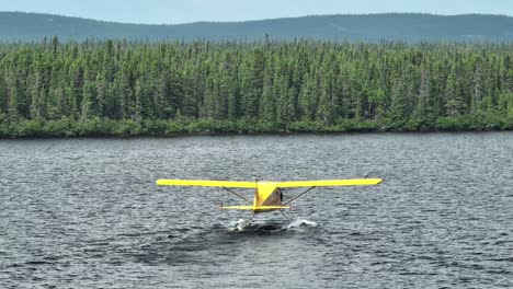 Teleaufnahme-Eines-Yellow-Beaver-Flugzeugs,-Das-Zum-Start-Auf-Dem-Canadian-Lake-Rollt