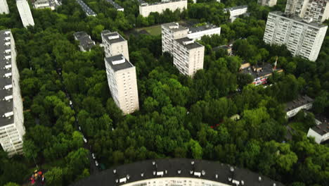 Vista-Aérea-Inclinada-Sobre-Una-Casa-Redonda,-Revelando-Los-Suburbios-Industriales-De-Moscú,-Rusia
