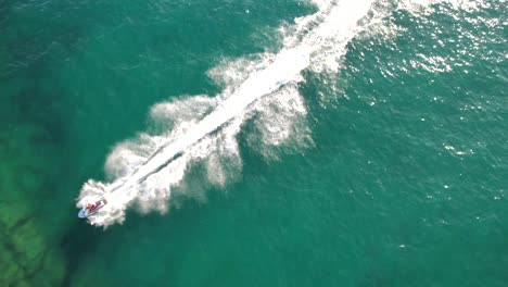 Eine-Kurze-Aufnahme-Eines-Touristen-Auf-Einem-Wasserscooter,-Luftaufnahme