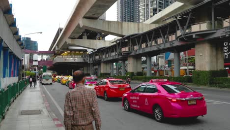 Un-Taxi-Rosa-Esperando-A-Los-Pasajeros-En-La-Estación-De-Tren-Aéreo-Lat-Phrao-BTS-Cerca-De-Un-Centro-Comercial-En-Bangkok