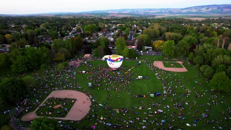 Eine-Große-Menschenmenge-Versammelt-Sich-Auf-Einem-Feld-Zum-Jährlichen-Walla-Wall-Heißluftballonfestival