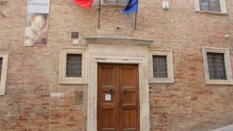 Casa-Santi,-Das-Haus-Des-Großen-Malers-Raffael-In-Der-Altstadt-Von-Urbino,-Italien
