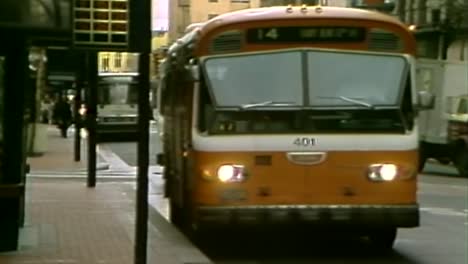 Stadtbushaltestelle-In-Der-Innenstadt-Von-Portland-Aus-Den-1980er-Jahren,-An-Der-Fahrgäste-Ein--Und-Aussteigen-Können