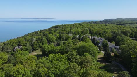 The-Homestead-Resort-on-the-shore-of-Lake-Michigan-and-atop-Bay-Mountain,-aerial-view