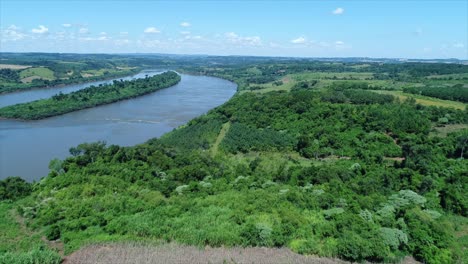 Luftaufnahme-Des-Flusses-Uruguay,-Der-Die-Natürliche-Grenze-Zwischen-Argentinien-Und-Brasilien-Markiert-Und-Den-Majestätischen-Fluss-Des-Flusses-Und-Die-Umliegenden-Landschaften-Zeigt