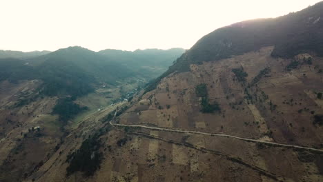 Luftaufnahme-Von-Häusern-In-Den-Rocky-Mountains-Von-Nebaj,-Quiche-In-Guatemala,-Am-Morgen