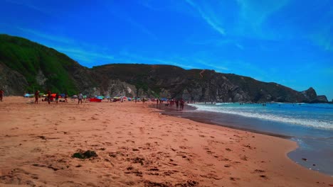 Strandbesucher-Genießen-Ballspaß,-Schwimmen-Und-Spaziergänge-An-Der-Algarve